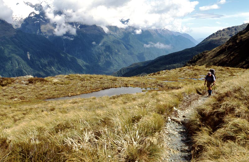 Wandern auf einem Pfad stockfotos