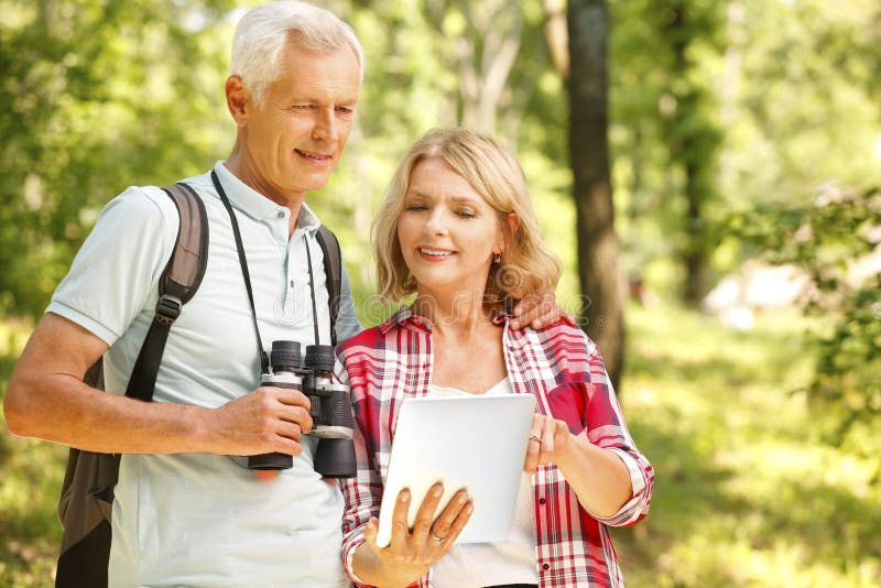 Wandern von älteren Paaren lizenzfreie stockfotografie Wandern von älteren Paaren lizenzfreie stockfotografie