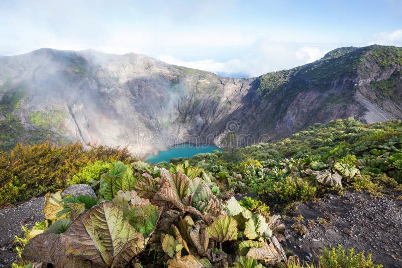Wanderung zum Vulkan lizenzfreie stockbilder