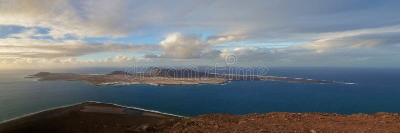 Wanderung zwischen Vulkanen mit Vulkanrelief im Timanfaya Nationalpark auf Lanzarote Spanien. Wandern zwischen Vulkanen mit Vulkanrelief im Timanfaya Nationalpark in Lanzarote Spanien niemand Tag draußen
