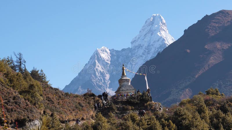 Wanderweg von Sherpas in himalayischen Bergen bis zum tiefsten Trekking im Basislager