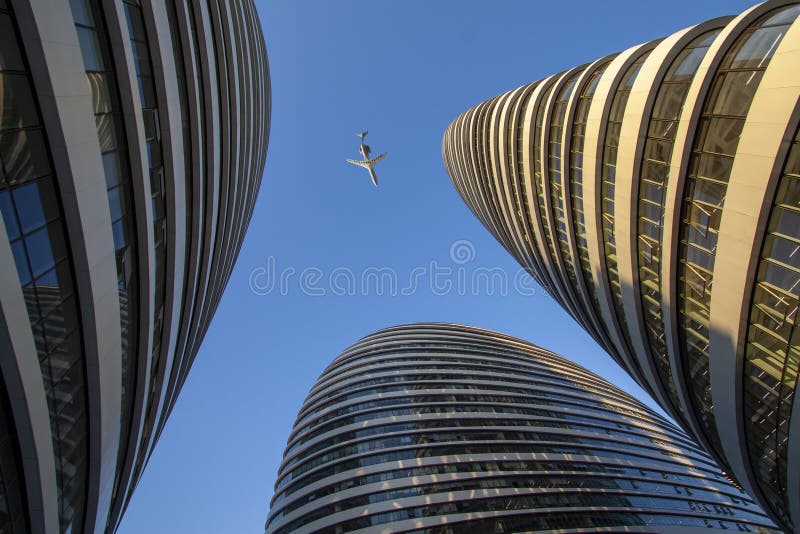 Bajo ángulo de el aire vasos volador a través de a edificios, la ciudad.