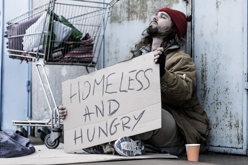 Wanhopige dakloze en hongerige landloper
