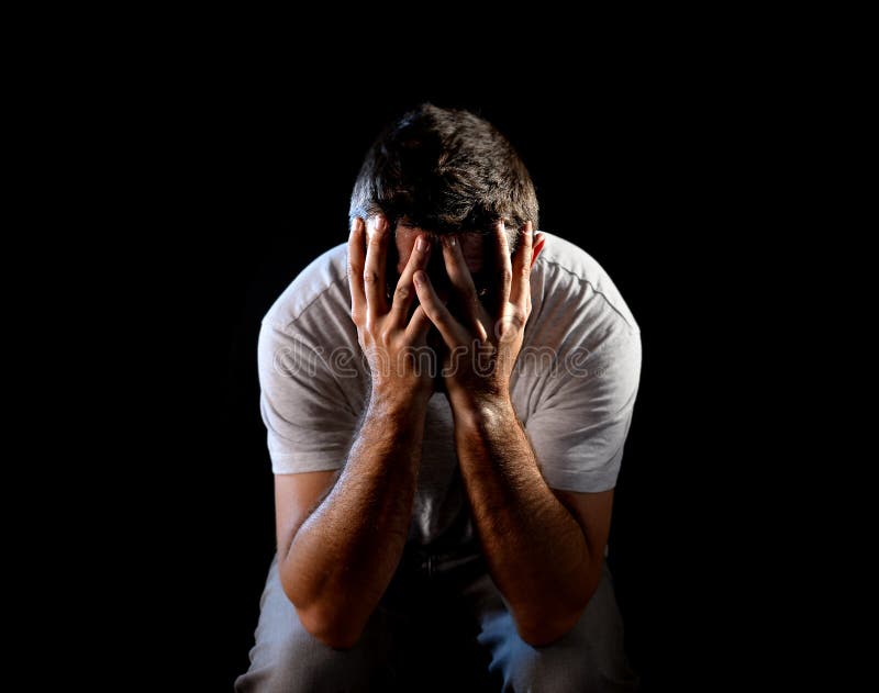 Wanhopige mens die aan emotionele pijn, zorg en diepe depressie lijden