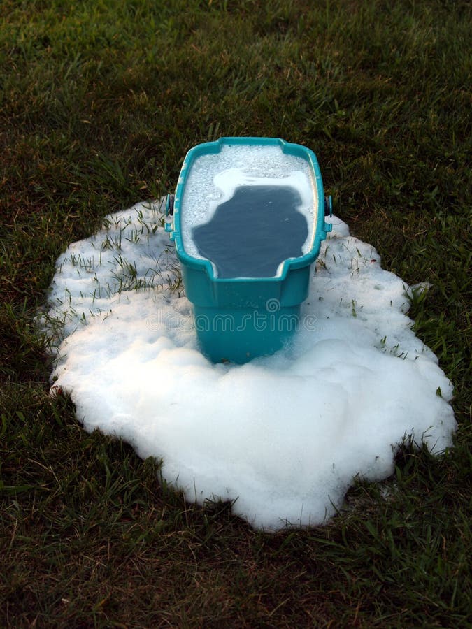 Mopp Und Eimer Mit Nassem Seifigem Boden Stockbild - Bild von antike