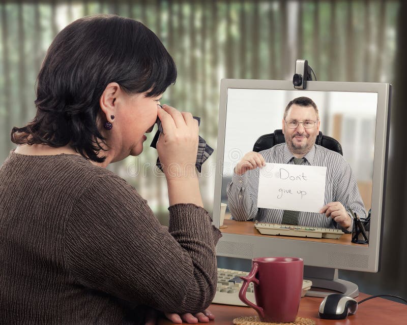 Wanordelijke de telegeneeskundepsychiater van vrouwenbezoeken stock foto's Wanordelijke de telegeneeskundepsychiater van vrouwenbezoeken stock foto's