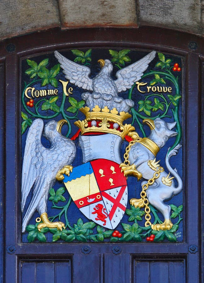 Wapenstilte bij de poort naar Kilkenny Castle - Ierland stock foto Wapenstilte bij de poort naar Kilkenny Castle - Ierland stock foto