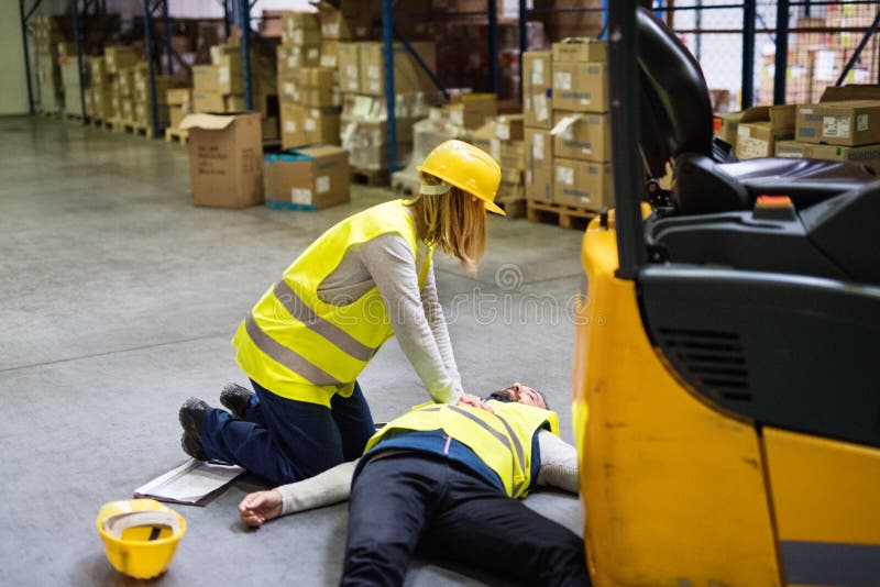 Warehouse arbetare efter en olycka i ett lager royaltyfria bilder Warehouse arbetare efter en olycka i ett lager royaltyfria bilder