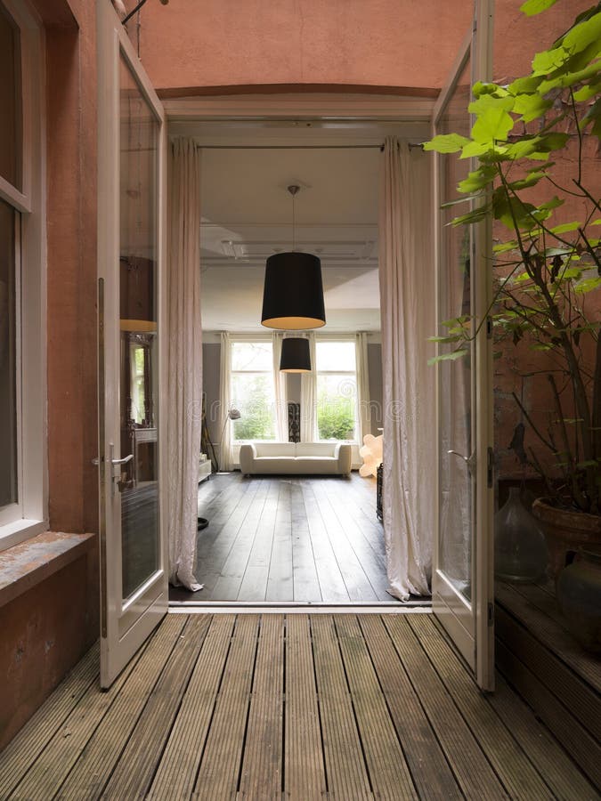Warm binnenland van luxewoonkamer met houten vloer en vintag stock afbeeldingen Warm binnenland van luxewoonkamer met houten vloer en vintag stock afbeeldingen