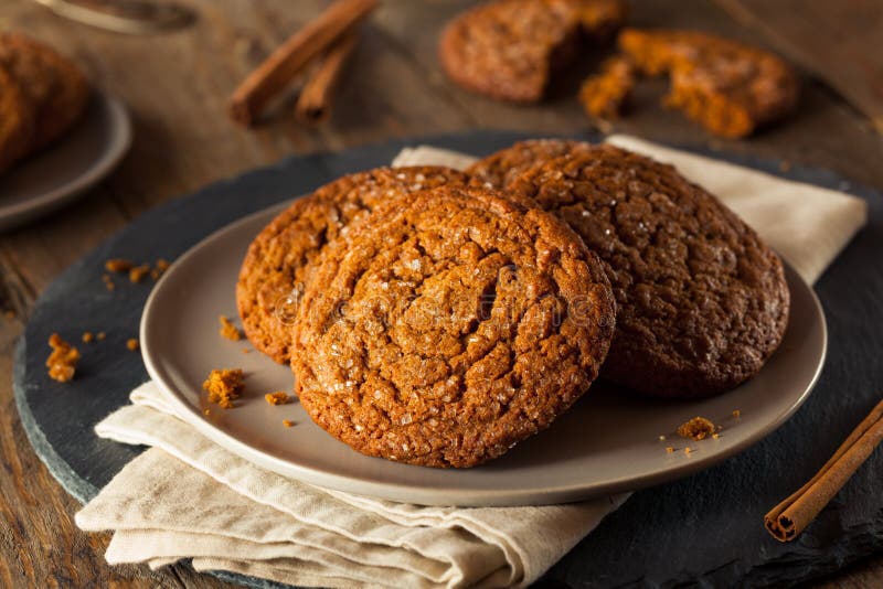 Teplé Domáce Gingersnap Cookies podávané s Cukrom.