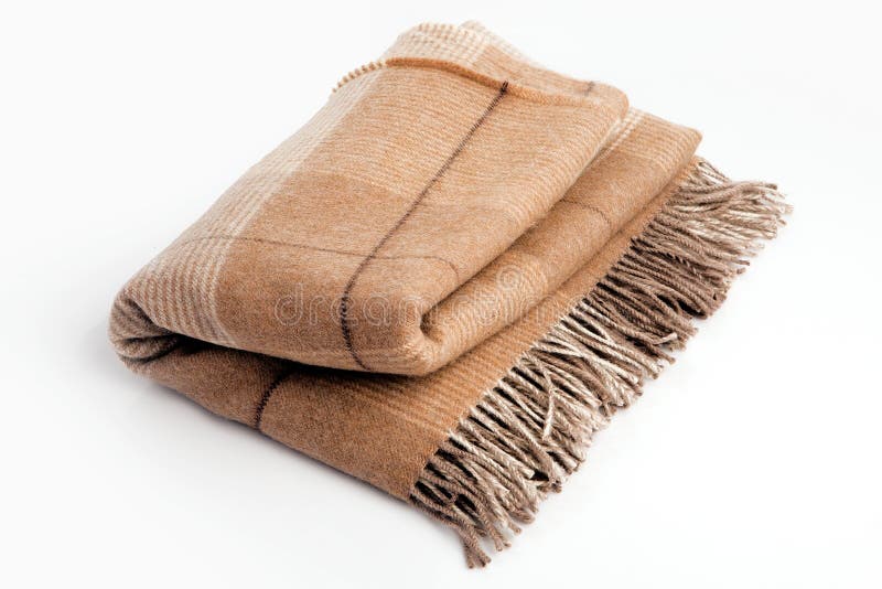 Warme bruine alpacawol of cashmere deken, geïsoleerd op witte achtergrond.