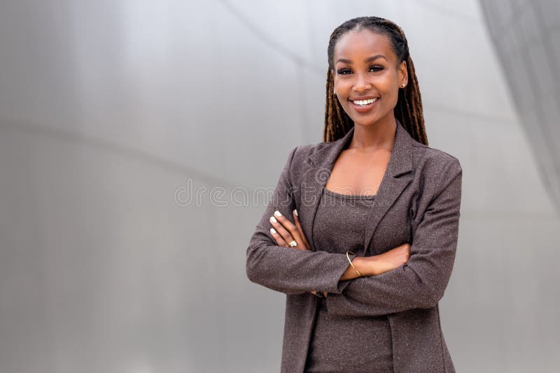 Warme, freundliche, schöne, fröhliche afrikanische Geschäftsfrau im Arbeitsbereich