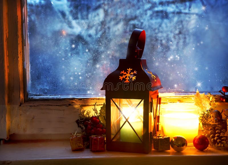 Warme Laterne Auf Gefrorenem Fenster, WinterMagie