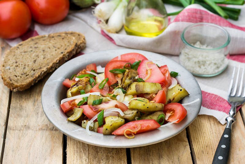 Warmer Herbstsalat Mit Aubergine, Tomate, Zwiebel Stockbild - Bild von ...