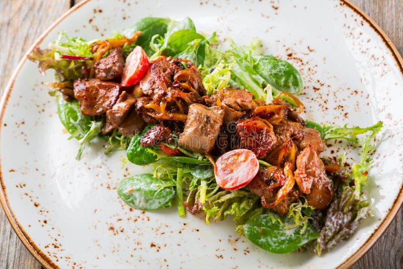 Warmer Salat mit der gegrillten hühnerleber, den Tomaten und den Pilzen lizenzfreie stockfotografie Warmer Salat mit der gegrillten hühnerleber, den Tomaten und den Pilzen lizenzfreie stockfotografie
