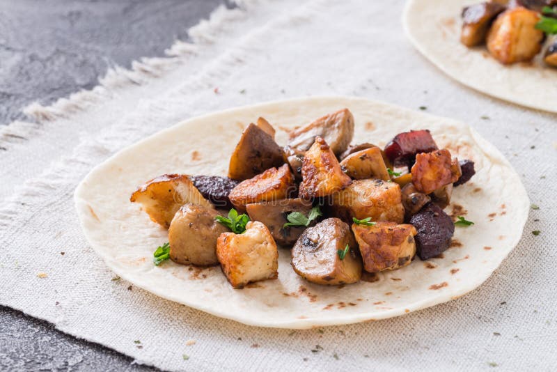 Warmer Taco mit gegrillten Pilzen, spanische würzige Wurstchorizo, mexikanische Tortillas, zypriotisches Käse halloumi lizenzfreies stockbild Warmer Taco mit gegrillten Pilzen, spanische würzige Wurstchorizo, mexikanische Tortillas, zypriotisches Käse halloumi lizenzfreies stockbild