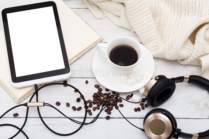 Warmes gemütliches Haus Behälter und Tasse Kaffee mit Zuckerwürfeln lizenzfreies stockbild Warmes gemütliches Haus Behälter und Tasse Kaffee mit Zuckerwürfeln lizenzfreies stockbild
