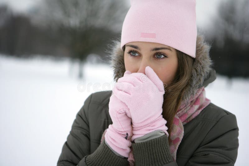 She gets her cold. Согреть в зимой девушку. Девушка греет руки. Девушка греет руки дыханием. Холодная женщина.