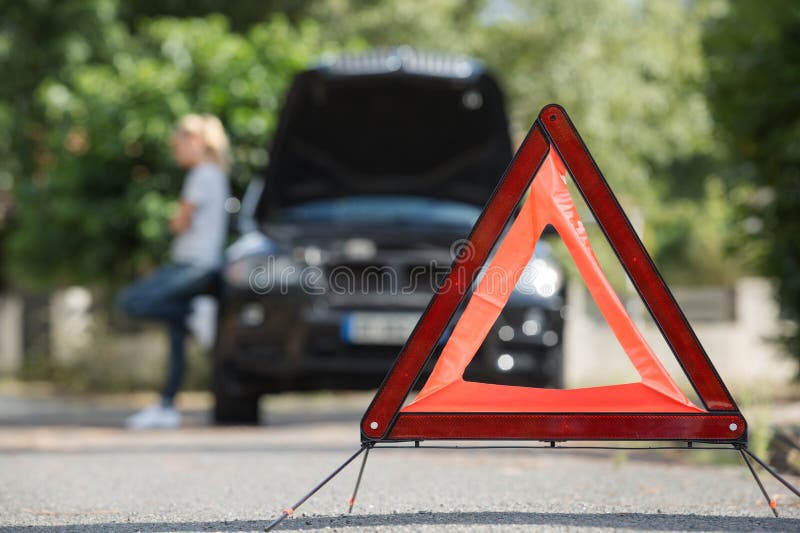 Warndreieck hinter defektem Fahrzeug lizenzfreies stockbild