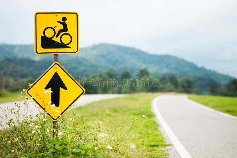 Warnende FahrradVerkehrsschilder aufwärts mit Fahrradweg auf dem Hügel lizenzfreie stockfotos Warnende FahrradVerkehrsschilder aufwärts mit Fahrradweg auf dem Hügel lizenzfreie stockfotos