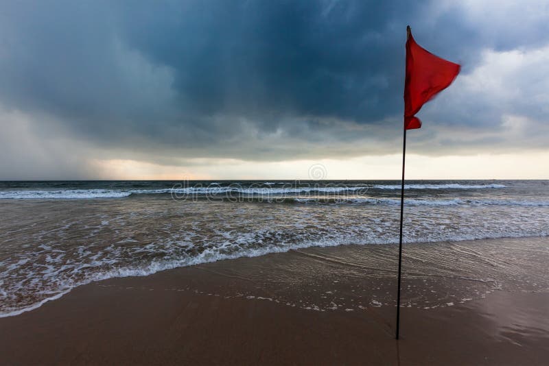 Rot Warnung Flaggenflattern Im Wind am Strand am Sonnigen Tag Bei