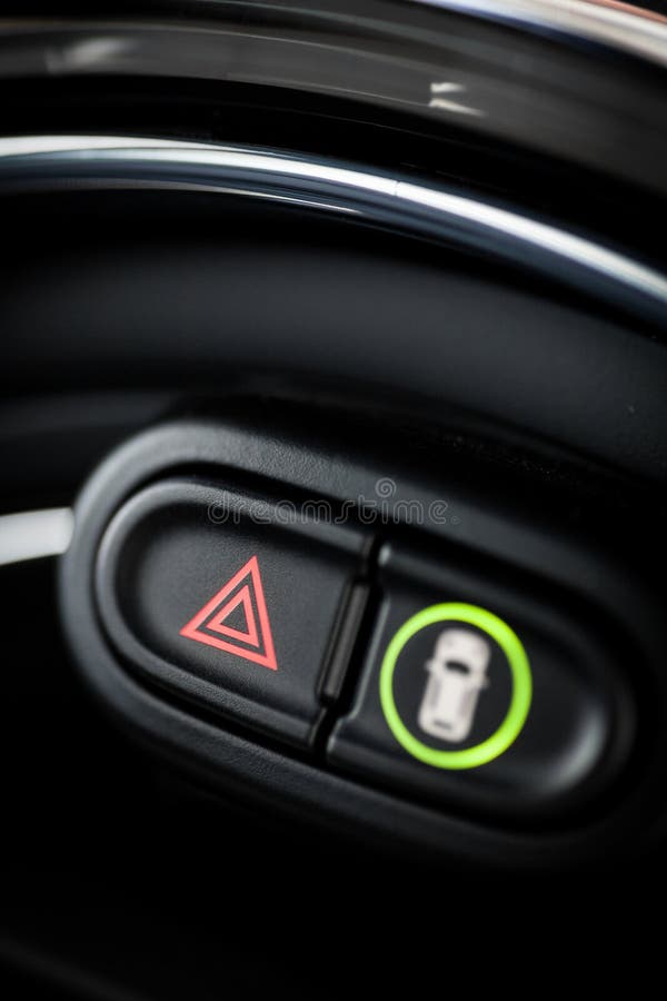 Roter warnlicht-dreieck-knopf in der innenverkleidung eines modernen autos,  detail in der nähe