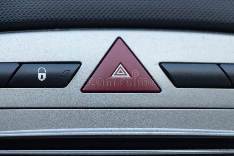 Roter warnlicht-dreieck-knopf in der innenverkleidung eines modernen autos,  detail in der nähe