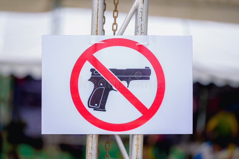 Warning sign Do not carry guns seen in public.