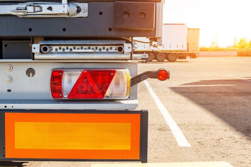 Warnlichter Der Hinteren Auffassung Des LKW-Fahrer-Sattelschleppers Und  Lange Längenzeichen Auf Dem Anhänger. Konzept Der Sicherhe Stockfoto - Bild  von platz, signalisieren: 193685846