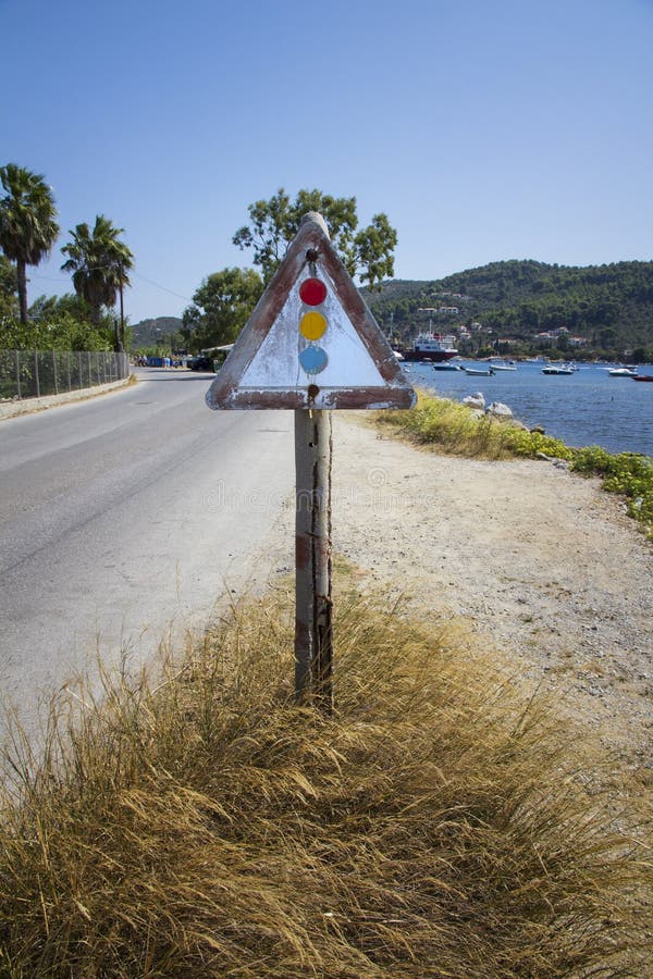 Warnzeichen des alten Verkehrs auf dem Weg zu Skiathos-Flughafen, Skiathos-Stadt, Griechenland am 18. August stockbild Warnzeichen des alten Verkehrs auf dem Weg zu Skiathos-Flughafen, Skiathos-Stadt, Griechenland am 18. August stockbild