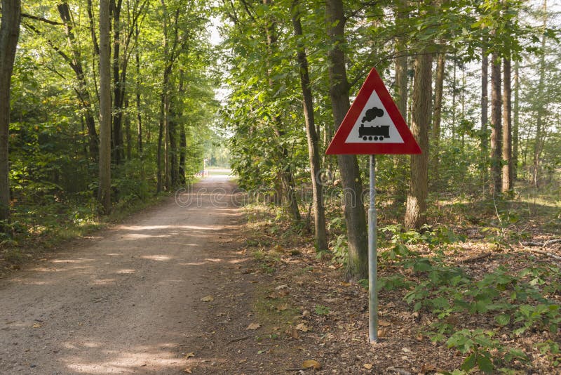 Warnzeichen mit der Bedeutung des Niveauübergangs ohne Sperren in lizenzfreies stockbild Warnzeichen mit der Bedeutung des Niveauübergangs ohne Sperren in lizenzfreies stockbild