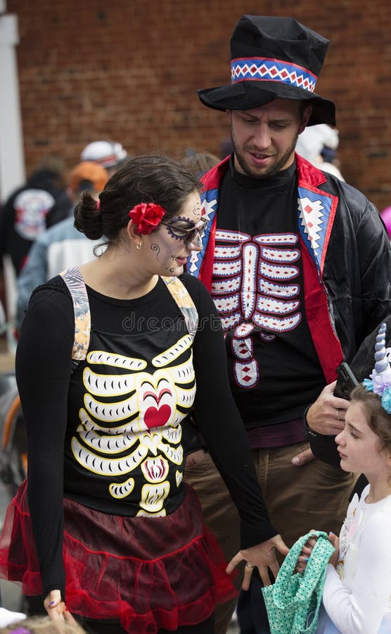Warrenton, Virginia/USA-10/28/18 : Famille utilisant les costumes squelettiques au défilé de Halloween Happyfest dans la vieille image stock Warrenton, Virginia/USA-10/28/18 : Famille utilisant les costumes squelettiques au défilé de Halloween Happyfest dans la vieille image stock
