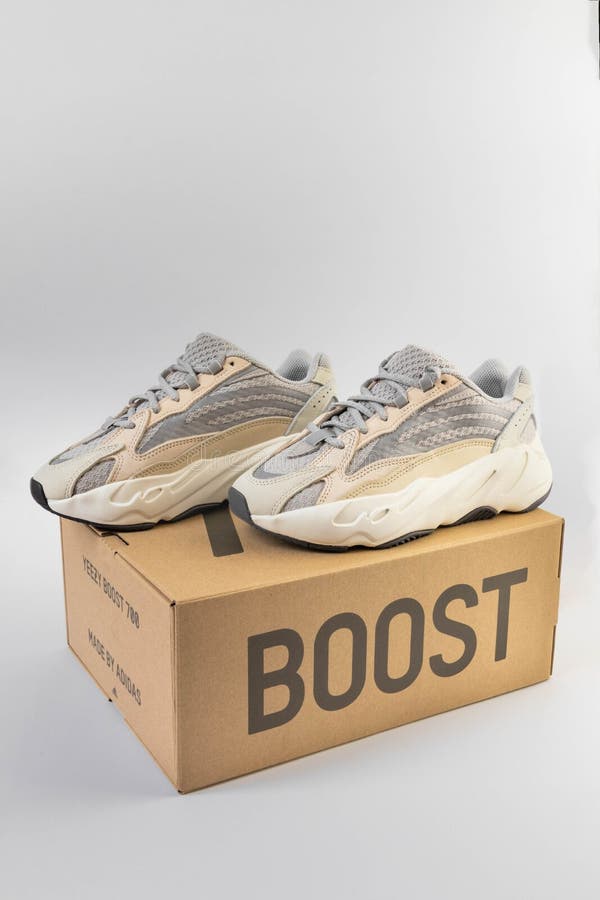 adidas yeezy boost 700 box