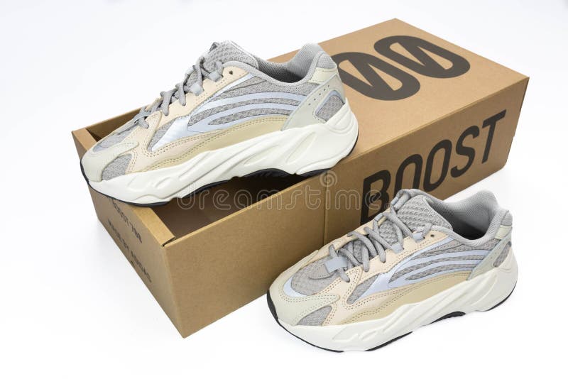 adidas yeezy boost 700 box