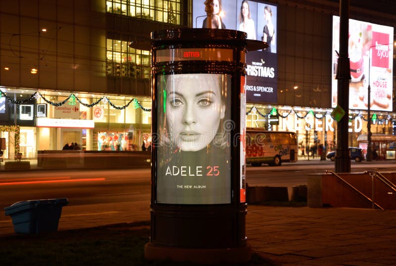 WARSCHAU, POLEN am 3. Dezember 2015 - Säulen-AMS im Plakat Adele 25 - gehören wir der Agora-Gruppe stockbilder WARSCHAU, POLEN am 3. Dezember 2015 - Säulen-AMS im Plakat Adele 25 - gehören wir der Agora-Gruppe stockbilder