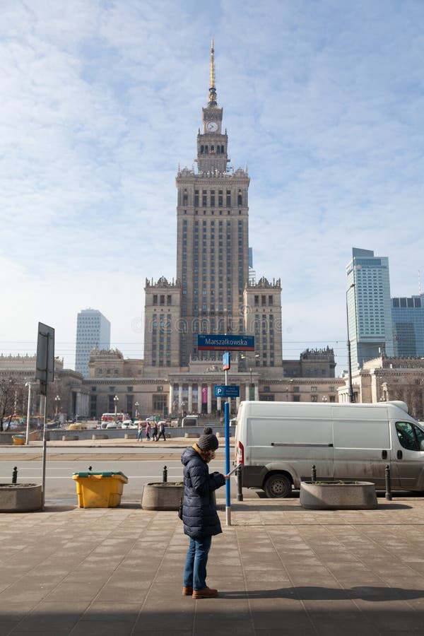 WARSCHAU, POLEN - März 2018 Ansicht des Palastes mit dem Touristen, der eine Karte liest - Warschau-Stadtzentrum stockfoto WARSCHAU, POLEN - März 2018 Ansicht des Palastes mit dem Touristen, der eine Karte liest - Warschau-Stadtzentrum stockfoto