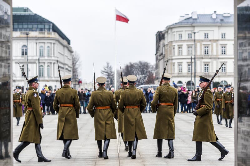 Warshau, Polen, 17 februari 2019: Poolse militairen tijdens het veranderen van de wacht bij het graf van een onbekende militair stock foto's Warshau, Polen, 17 februari 2019: Poolse militairen tijdens het veranderen van de wacht bij het graf van een onbekende militair stock foto's