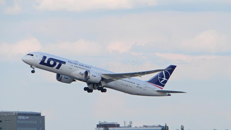 WARSHAU, POLEN - JUNI 15, 2018 LOT Polish Airlines-de start van SP-LSA Boeing 787-9 Dreamliner royalty-vrije stock foto's WARSHAU, POLEN - JUNI 15, 2018 LOT Polish Airlines-de start van SP-LSA Boeing 787-9 Dreamliner royalty-vrije stock foto's