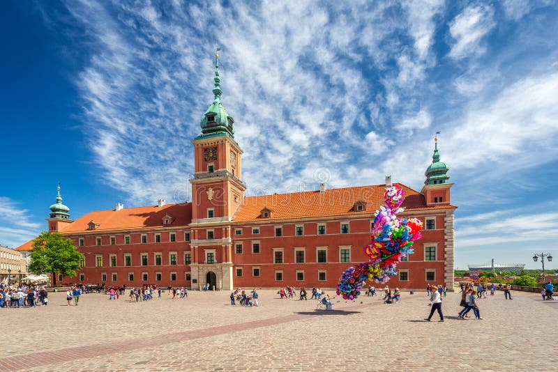 WARSHAU, POLEN - 05 05 2018 Koninklijk Kasteel bij centraal vierkant van p stock fotografie WARSHAU, POLEN - 05 05 2018 Koninklijk Kasteel bij centraal vierkant van p stock fotografie
