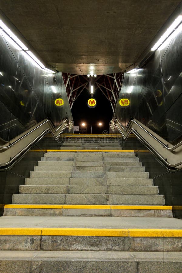 Warshau, Polen, 7 Maart, 2019: Ondergrondse passage in metro van Warshau royalty-vrije stock afbeelding Warshau, Polen, 7 Maart, 2019: Ondergrondse passage in metro van Warshau royalty-vrije stock afbeelding