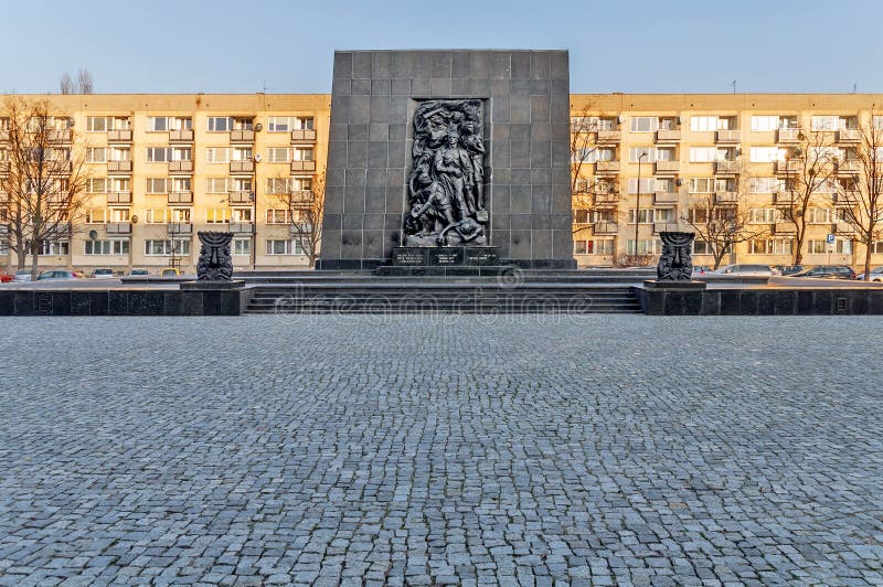 WARSZAWA, POLSKA - WRZESIEŃ 10, 2015 zabytek getto bohaterzy upamiętnia walkę przeciw Nazis podczas powstania zdjęcie stock WARSZAWA, POLSKA - WRZESIEŃ 10, 2015 zabytek getto bohaterzy upamiętnia walkę przeciw Nazis podczas powstania zdjęcie stock