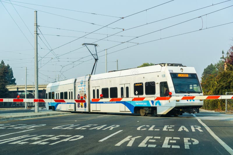Warten an einer Sperre einen VTA-Zug lizenzfreie stockfotos Warten an einer Sperre einen VTA-Zug lizenzfreie stockfotos