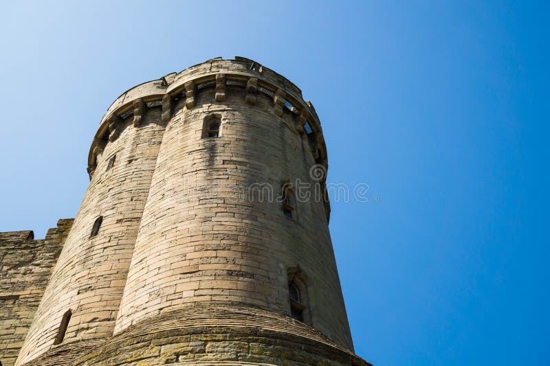 Warwick Castle beskådade från flodsidan Warwick Warwick Castle, UK, May5,2018 Slotttorn royaltyfri bild Warwick Castle beskådade från flodsidan Warwick Warwick Castle, UK, May5,2018 Slotttorn royaltyfri bild