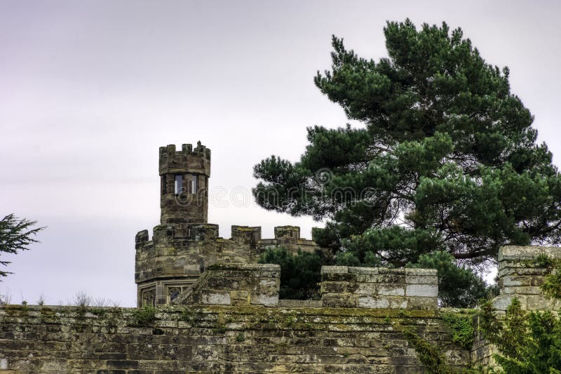 Warwick Castle - ανάχωμα στοκ φωτογραφίες με δικαίωμα ελεύθερης χρήσης Warwick Castle - ανάχωμα στοκ φωτογραφίες με δικαίωμα ελεύθερης χρήσης
