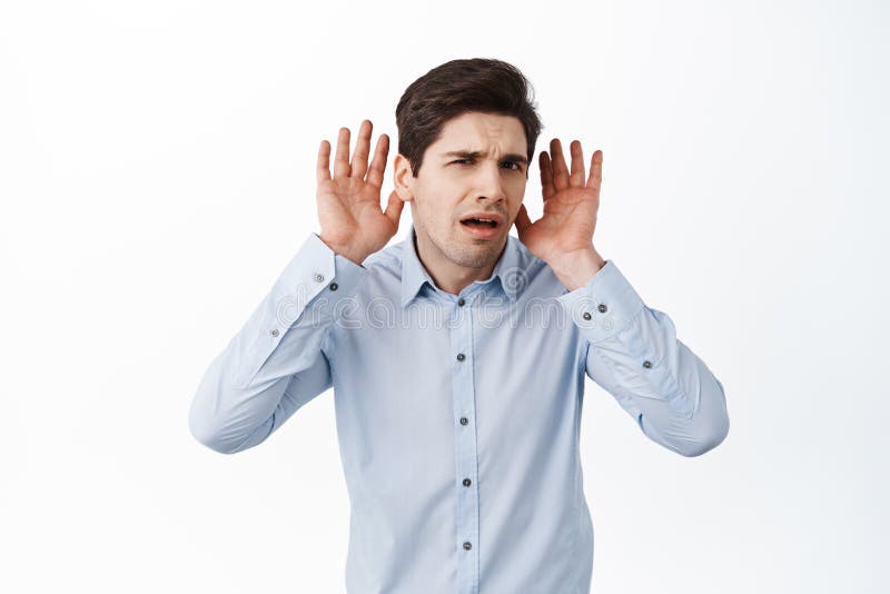 Was ich nicht hören kann. verwirrt männlichen Office-Manager halten Hände in der Nähe von Ohren und suchen verwirrt Hören näher stockfoto