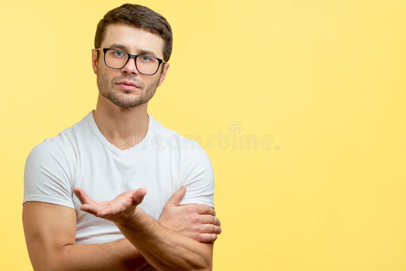 Was Sie einen jungen gutaussehenden Mann wünschen, der eine Frage stellt lizenzfreies stockbild