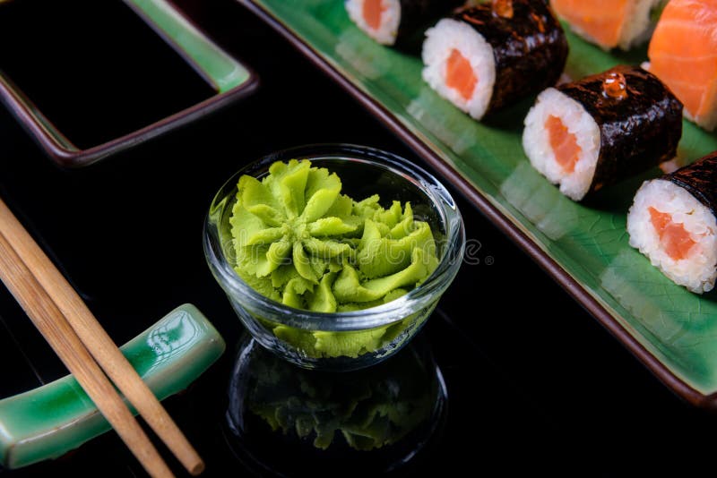 Wasabi κλείνει σε μαύρο φόντο. ιαπωνικό φαγητό. σειρά διαφόρων ρολών από γαρίδες σολομού και κόκκινο χαβιάρι στοκ εικόνες