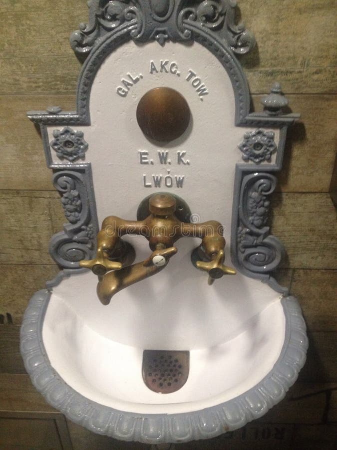 Waschbecken Und Retro- Fahrrad Im Badezimmer Stockfoto - Bild von