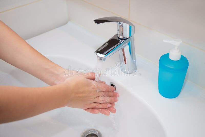 Waschende Hände der Frau mit Seife