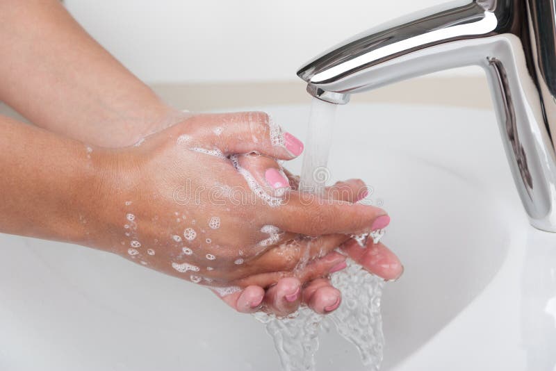 Waschende Hände mit Seife